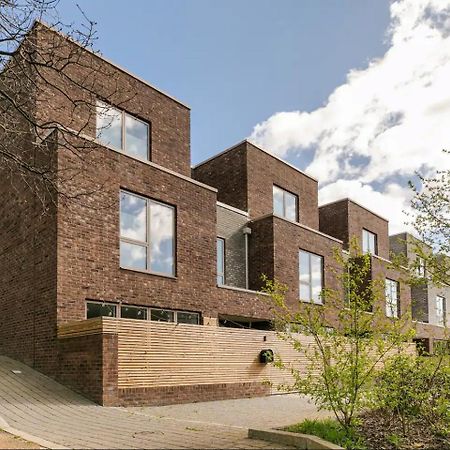 A Modern Lavish En-Suite Bedroom London Exterior photo