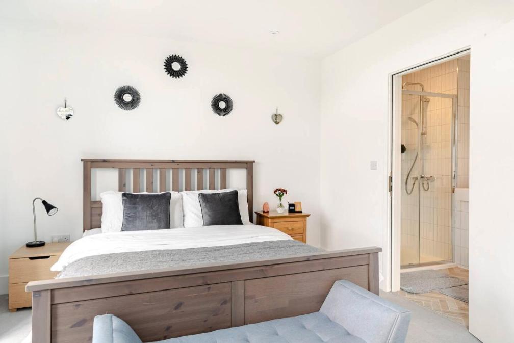 A Modern Lavish En-Suite Bedroom London Exterior photo